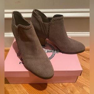 Women’s Crown Vintage booties, size 8 1/2